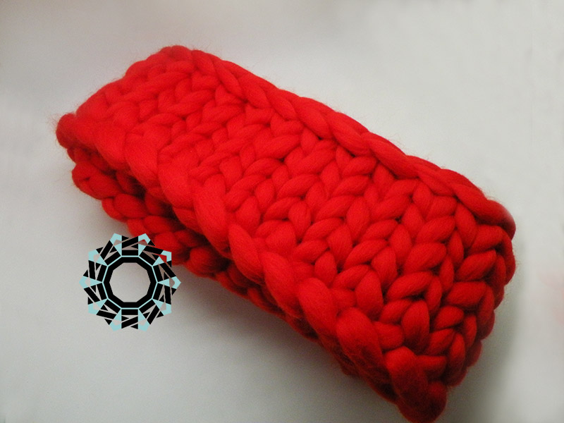 Mega-scale red scarf / Czerwony szalik w mega skali by Tender December, Alina Tyro-Niezgoda