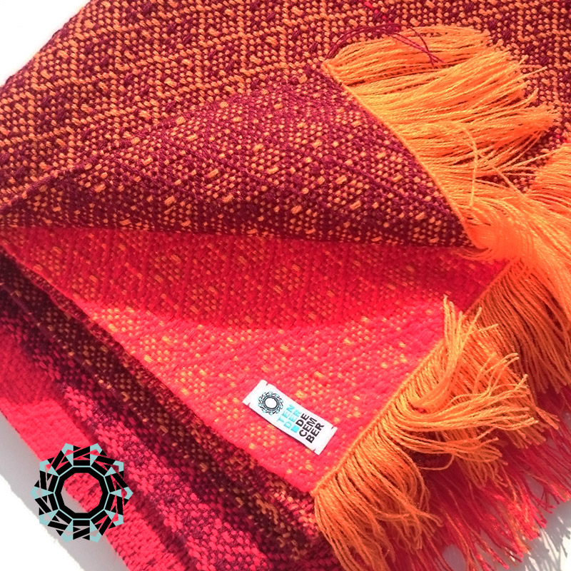 Acrylic XXL shawl in the color of orange, red and burgundy / Akrylowy szal XXL w tonacji pomarańczy, czerwieni i bordo